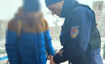 Policjanci zauważyli mężczyznę przeszukującego śmietnik. Zrobili mu zakupy, brawo panowie!