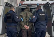 Znęcał się nad matką i zaatakował policjanta nożem. Jest w areszcie