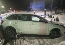 Nietrzeźwy kierowca wpadł w poślizg i uderzył w ogrodzenie, miał ponad 2 promile