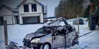 Auto wpadło pod lód. Dwóch mężczyzn zatrzymanych