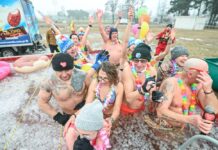 Zielona Góra. Basen, dosłownie tona kostek lodu, muzyka, skarbonka i akcja. Trwa finał WOŚP (ZDJĘCIA)