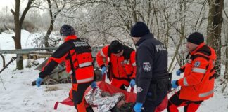 Zimowa akcja ratunkowa. Życie człowieka uratowane