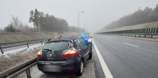 Zielona Góra. Uderzył Renault w barierki na S3, dostał mandat (ZDJĘCIA)