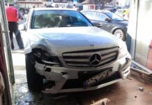 Mercedesem wjechała w witrynę sklepu. Pomyliła biegi w automacie