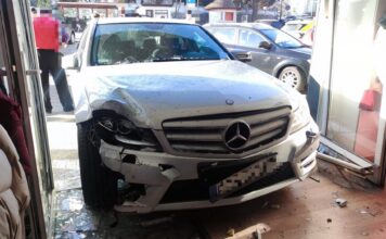 Mercedesem wjechała w witrynę sklepu. Pomyliła biegi w automacie