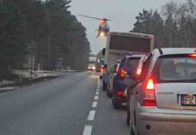 Wypadek na DK27 za Świdnicą. Zderzenie osobówki z ciężarówką, ranne trzy osoby (FILM)