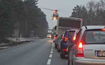 Wypadek na DK27 za Świdnicą. Zderzenie osobówki z ciężarówką, ranne trzy osoby (FILM)