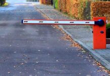 Chciał pomóc kobiecie więc… wyłamał szlaban przy klinice. Teraz ma poważne kłopoty