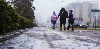 Zielona Góra. Trudny poranek, oblodzone chodniki pomimo działań służb