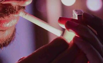 Przez trzy miesiące rzucał niedopałki papierosów na ten sam samochód samochód. Zniszczył lakier, zatrzymała go policja