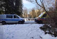 Kobieta szła boso środkiem ulicy. Na zewnątrz siarczysty mróz