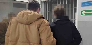 Atak nożownika pod sklepem. Bez powodu zadał ciosy 51-latkowi. Ofiara w ciężkim stanie była operowana