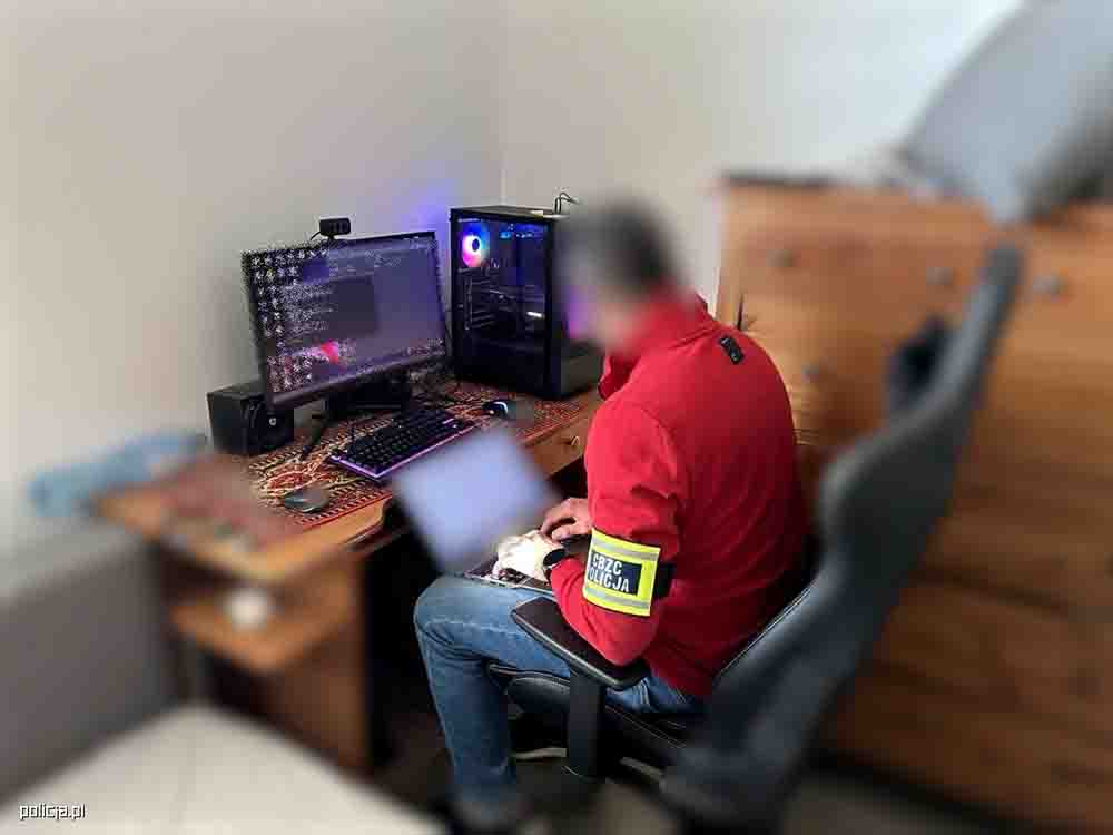 Nastolatkowie sprzedawali fałszywą aplikację mObywatel