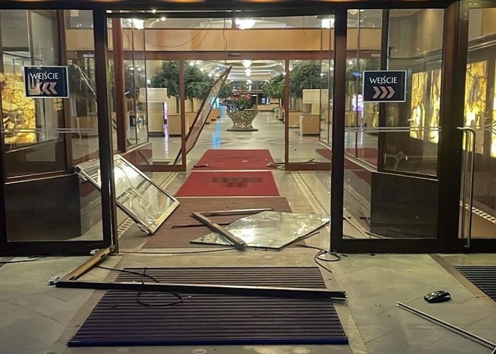 Wjechał autem do hotelu. Był pod wpływem środków odurzających