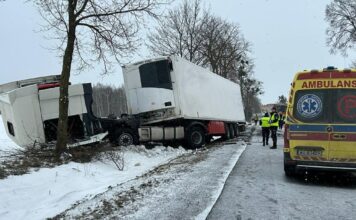 Śmiertelny wypadek. Czołowe zderzenie Toyoty i ciężarówki (ZDJĘCIA)