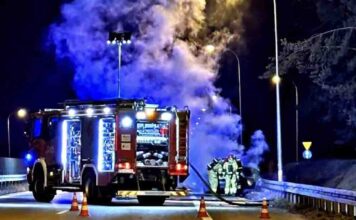 Zielona Góra. Pożar samochodu na S3 (FILM, ZDJĘCIE CZYTELNIKA)