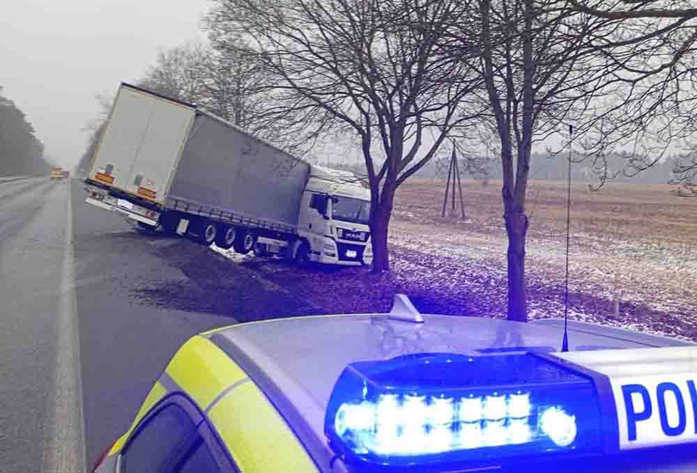 Ciężarówka wypadła z drogi na DK92 koło Świebodzina. Kierowca miał dużo szczęścia