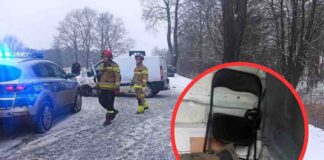 Wypadek. Samochód uderzył w drzewo, pasażer siedział na plastikowym krzesełku