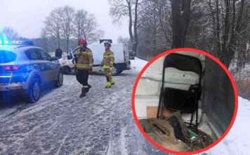 Wypadek. Samochód uderzył w drzewo, pasażer siedział na plastikowym krzesełku