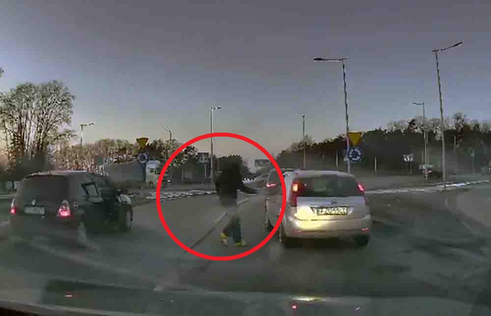 Zielona Góra. Szokujący atak na drodze, rzucił butelką w auto, awantura na jezdni (FILM)