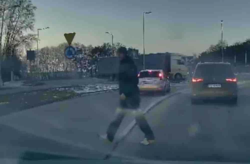 Zielona Góra. Rzucił butelką w Forda, policja już go rozliczyła, stanie przed sądem