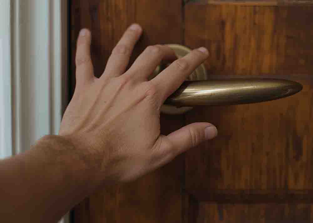 Zielona Góra. Mówił, iż sprawdza przepływ wody w rurach, wyszedł z biżuterią