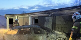 Wronki. Mercedes doszczętnie spłonął w garażu