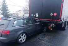 Poważny wypadek w Olbrachtowie. Audi wjechało pod ciężarówkę