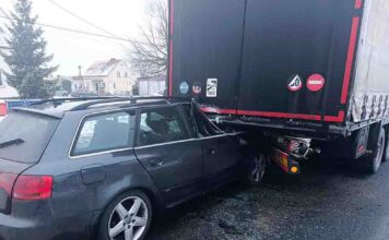 Poważny wypadek w Olbrachtowie. Audi wjechało pod ciężarówkę