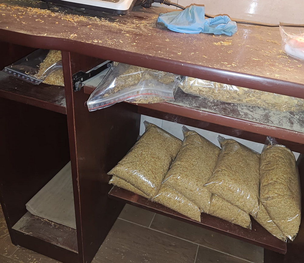 Nielegalny tytoń w magazynach i aucie. Policja przejęła setki kilogramów