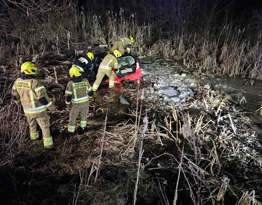 Pijany kierowca wjechał do bagna. Pasażerkę ratowali strażacy