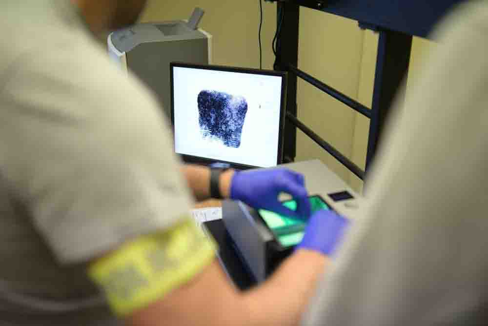 Najpierw sprzedał zdjęcia nagich kobiet, a potem zgotował 26-latowi piekło