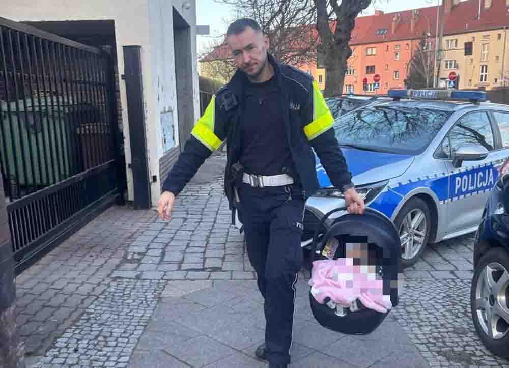 Policjanci zatrzymali pijaną matkę, która opiekowała się półrocznym dzieckiem
