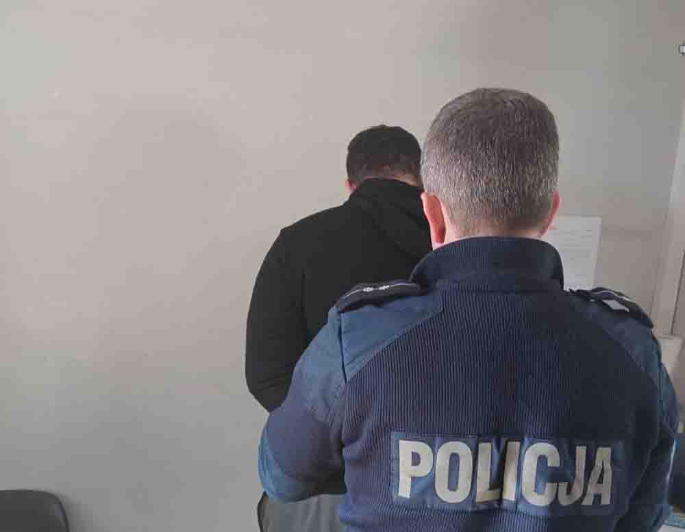 Zaniedbane i niedożywione dwumiesięczne niemowlę odebrane rodzicom. Ojciec rzucił się z nożem na policjanta