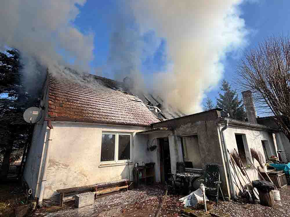 Zajączek. Pożar domu, z ogniem walczyło osiem zastępów straży pożarnej