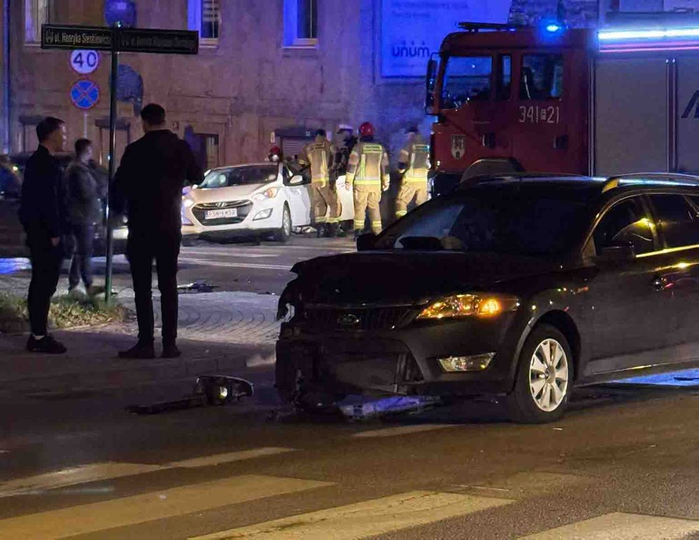 Zielona Góra. Zderzenie na skrzyżowaniu, jeden z samochodów uderzył w kamienicę (ZDJĘCIA CZYTELNIKA)