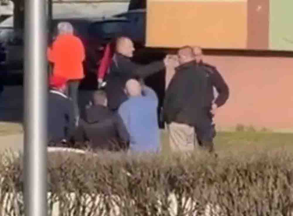 Świebodzin. Brutalna interwencja policji. Mężczyzna psiknięty gazem, leżąc dostaje 15 uderzeń pałką (FILM)