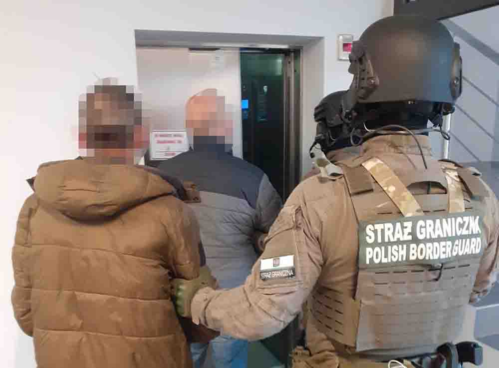 Wieźli Skodą 160 tys. sztuk papierosów