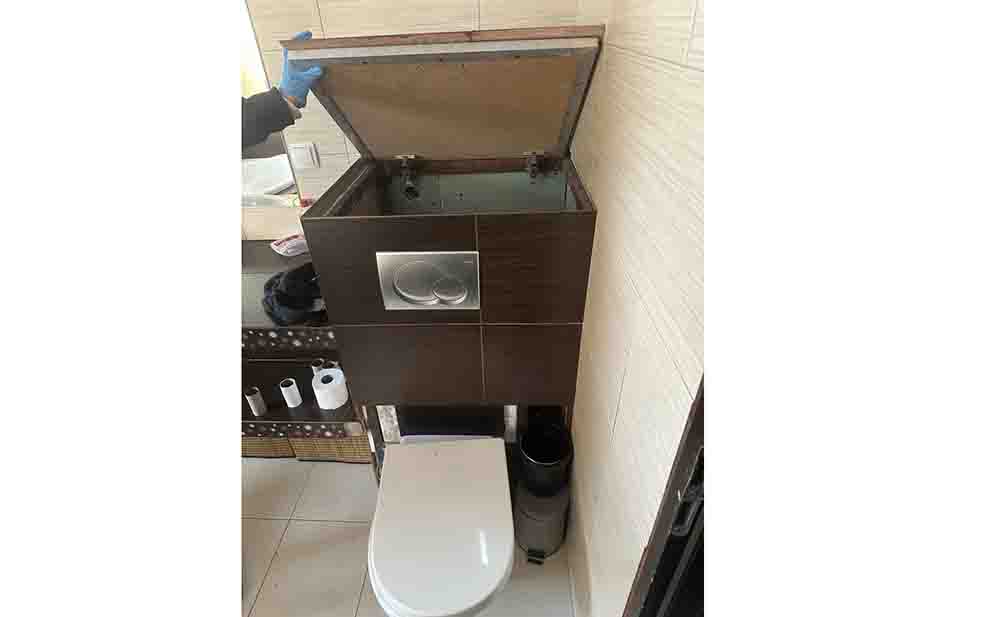 Poszukiwany schował się w… zabudowie spłuczki toalety