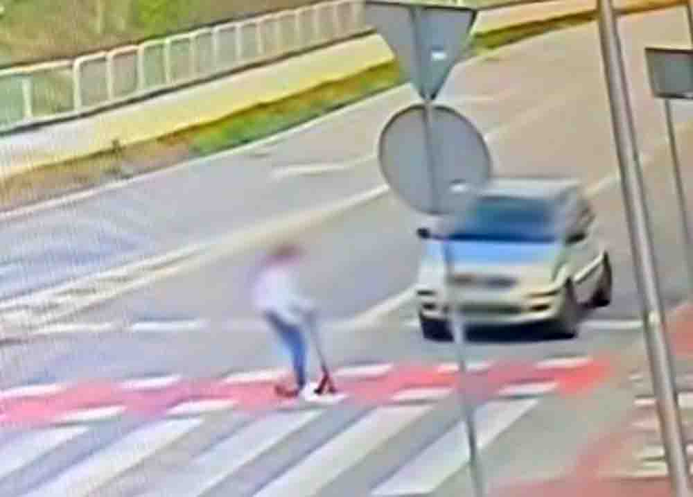 Zielona Góra. Niebezpieczne potrącenie dziecka na hulajnodze (FILM)