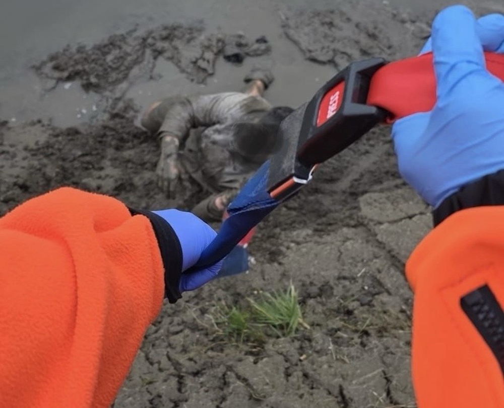 Mężczyzna wpadł do rzeki. Policjanci i ratownicy uratowali życie 26-latkowi