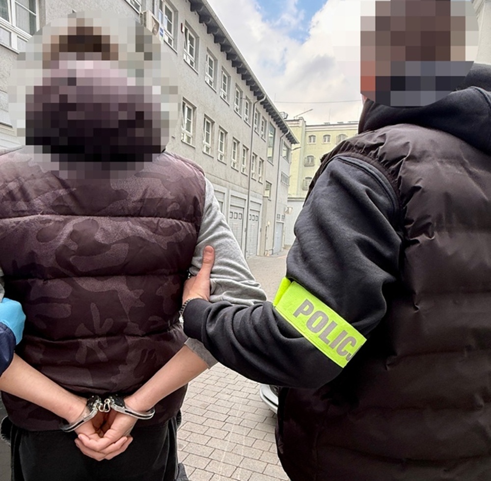 Chciał zaimponować koleżankom. Rozbił kwiatomat znakiem drogowym i ukradł bukiety