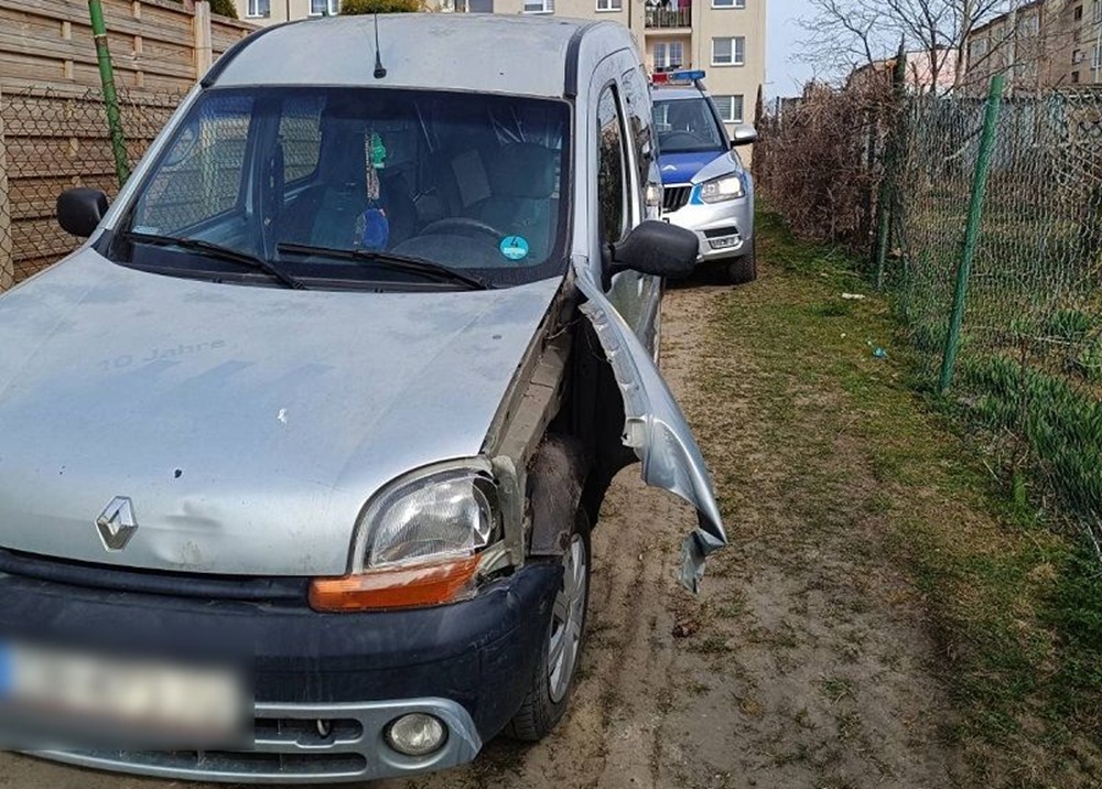 Zobaczył patrol i spanikował. 42-latek z podwójnym zakazem rozbił auto