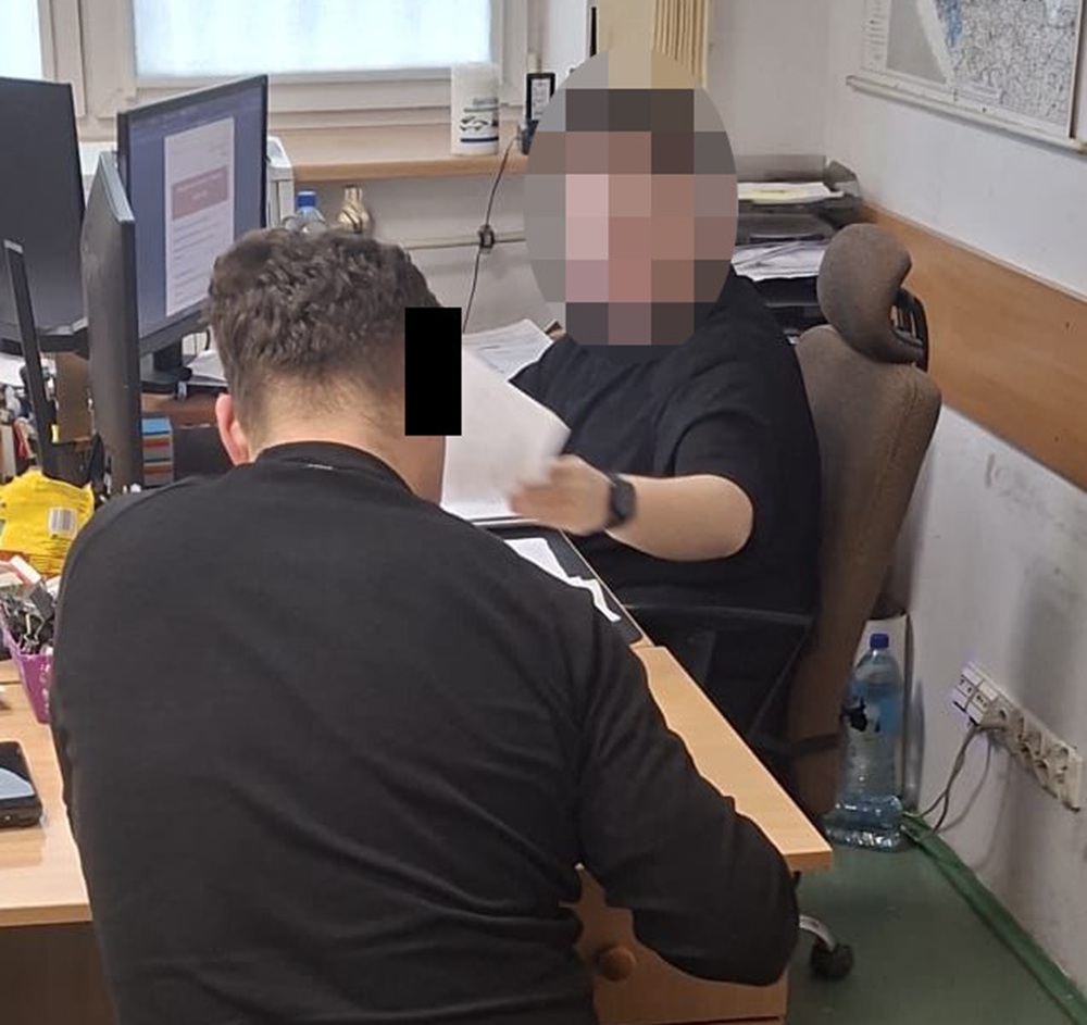 Agresja na drodze. Motocyklista uderzył kierowcę kaskiem i groził śmiercią