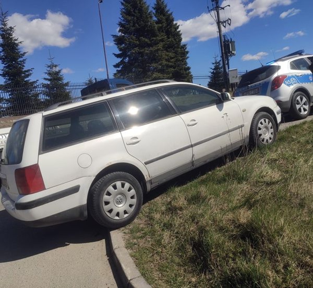 Kompletnie pijana babcia wiozła wnuka i spowodowała kolizję