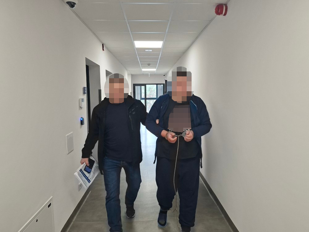 Napaść nożyczkami w szpitalu i próba kradzieży auta. 27-latek zatrzymany po pościgu