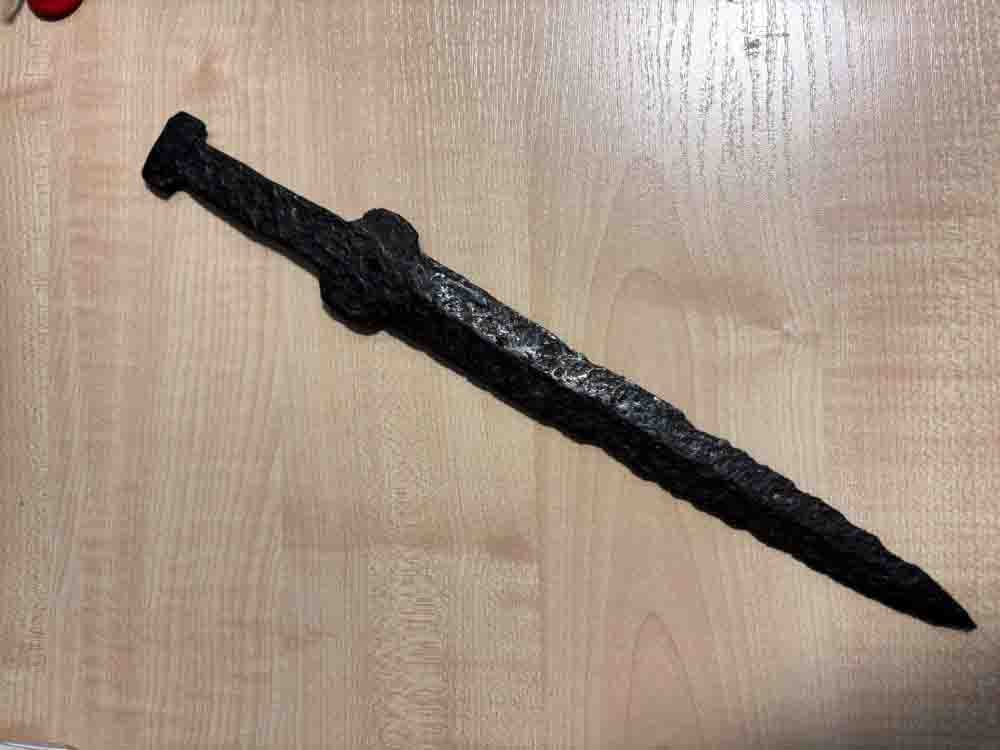 Sztylet Scytów do sprzedaży na giełdzie. Sprzedawca ma poważne kłopoty