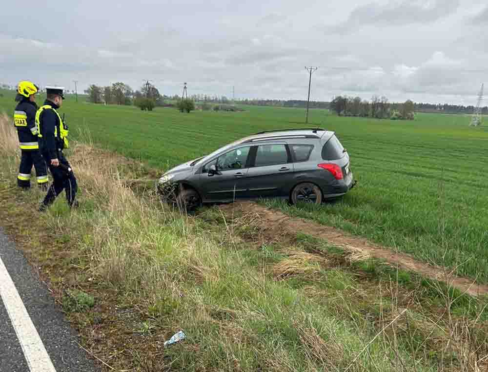 Kępno. Dachował kradzionym Peugeotem. Był kompletnie pijany i bez prawa jazdy