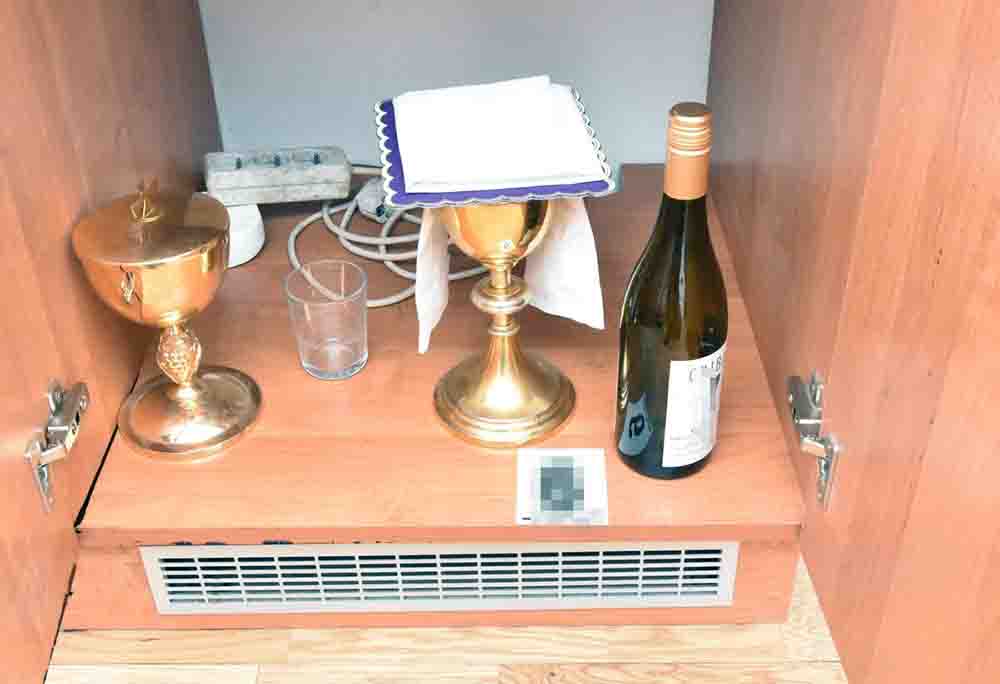 Włamał się na plebanię i wypił wino mszalne