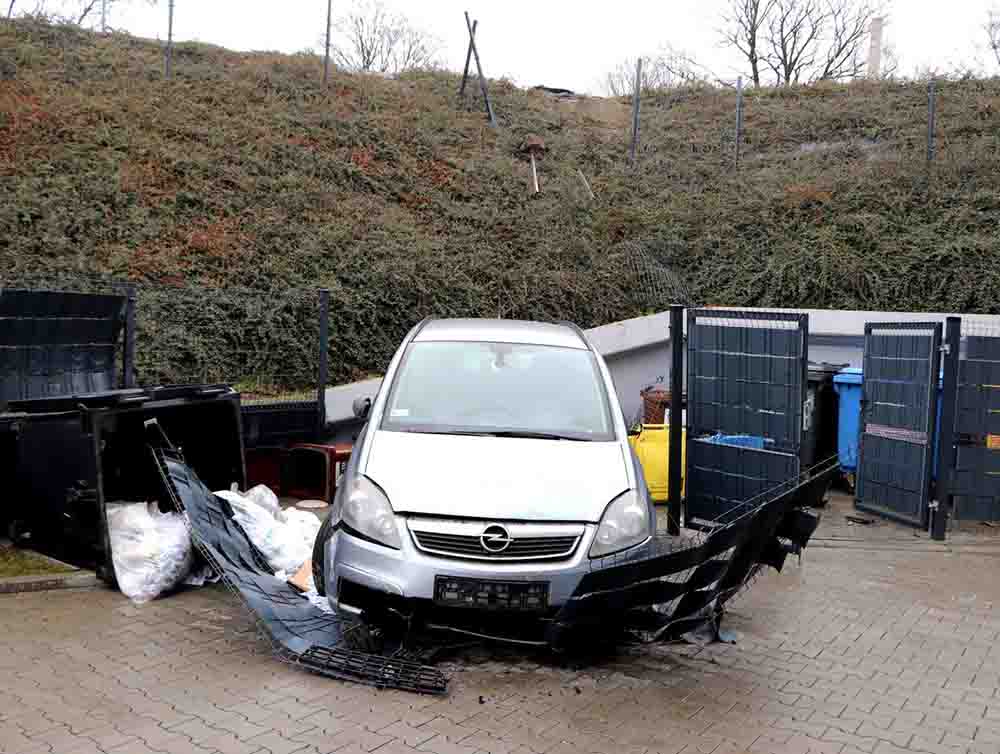 Kompletnie pijany kierujący zjechał Oplem ze skarpy i uderzył w śmietnik